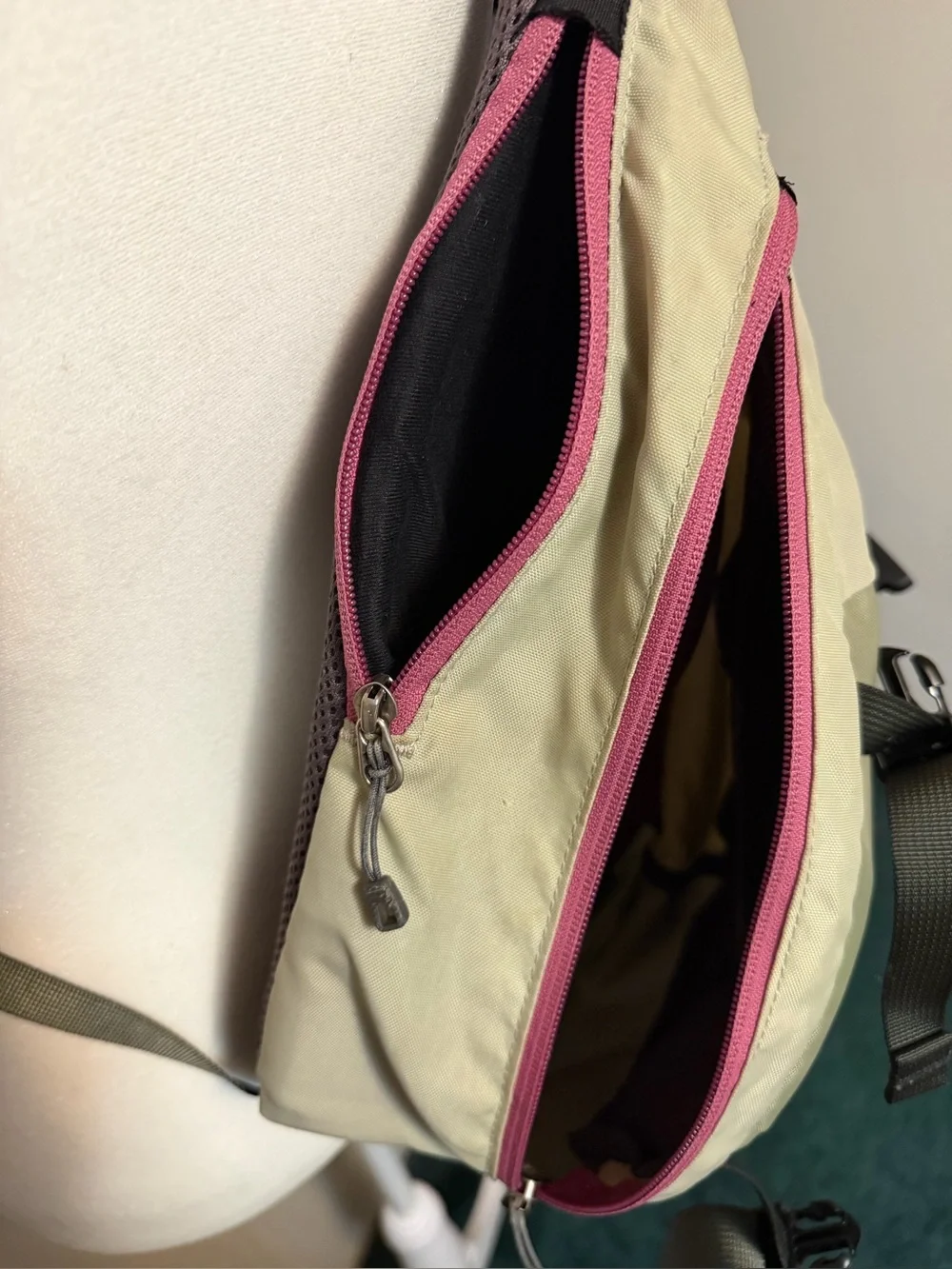 Patagonia Vintage 2013 Atom Sling Bag 8L - Sage Green / Pink (SP13)